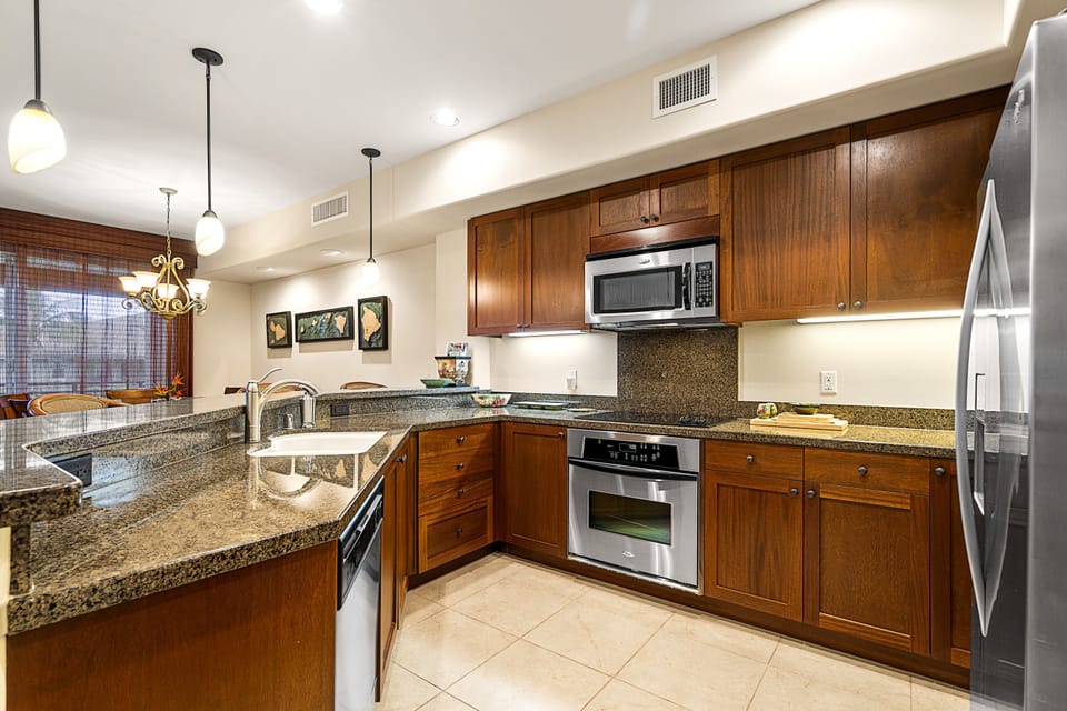 Fully equipped kitchen, with   stainless-steel appliances