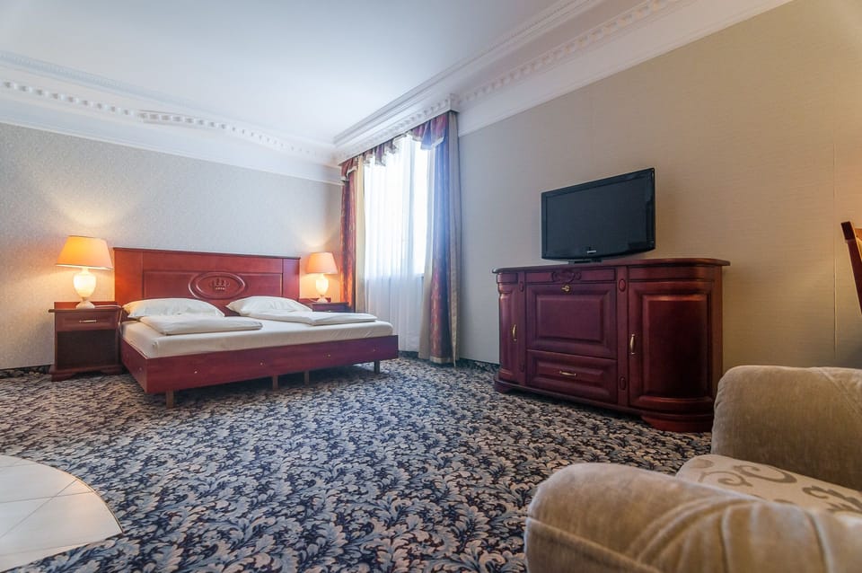 Deluxe Double Room | Hypo-allergenic bedding, in-room safe, desk, laptop workspace