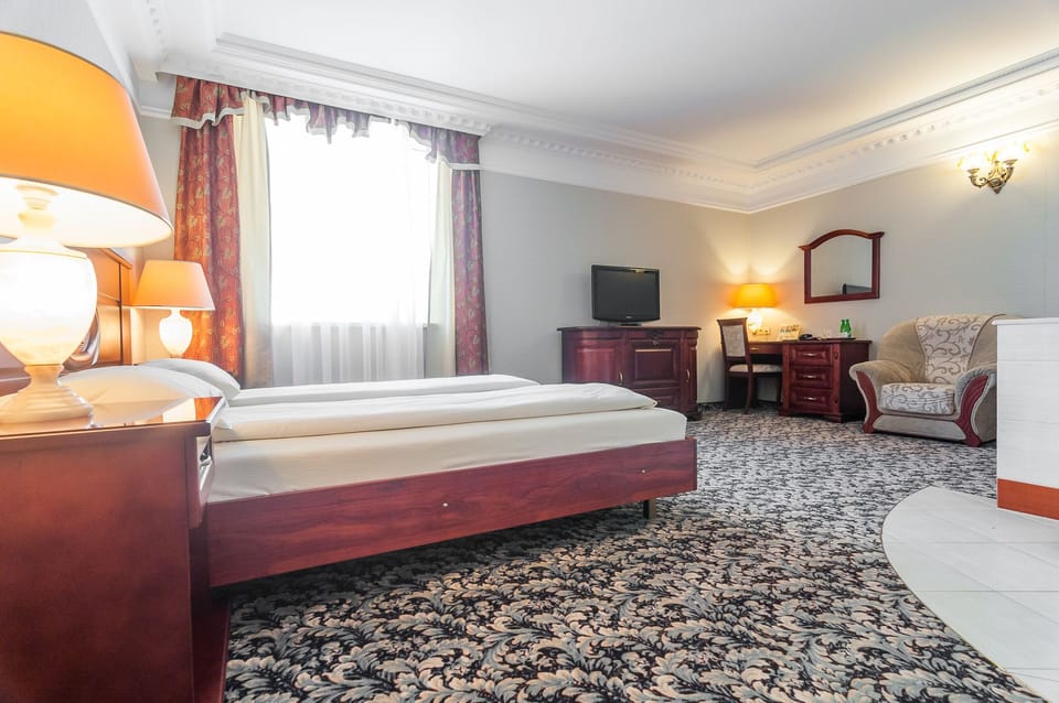 Deluxe Double Room | Hypo-allergenic bedding, in-room safe, desk, laptop workspace