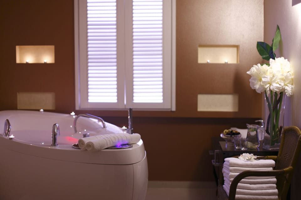 Indoor spa tub