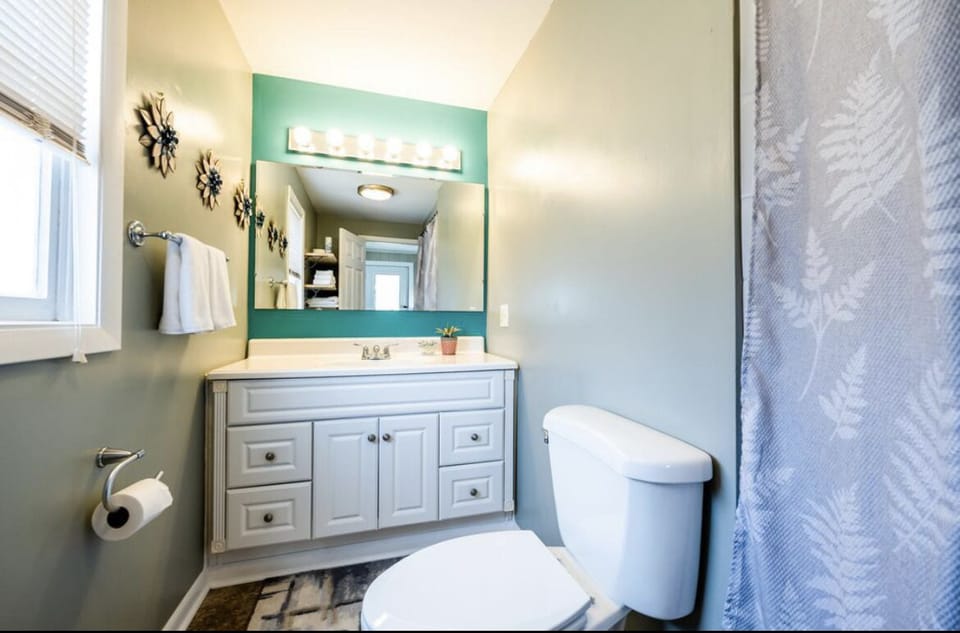 Main bathroom with
