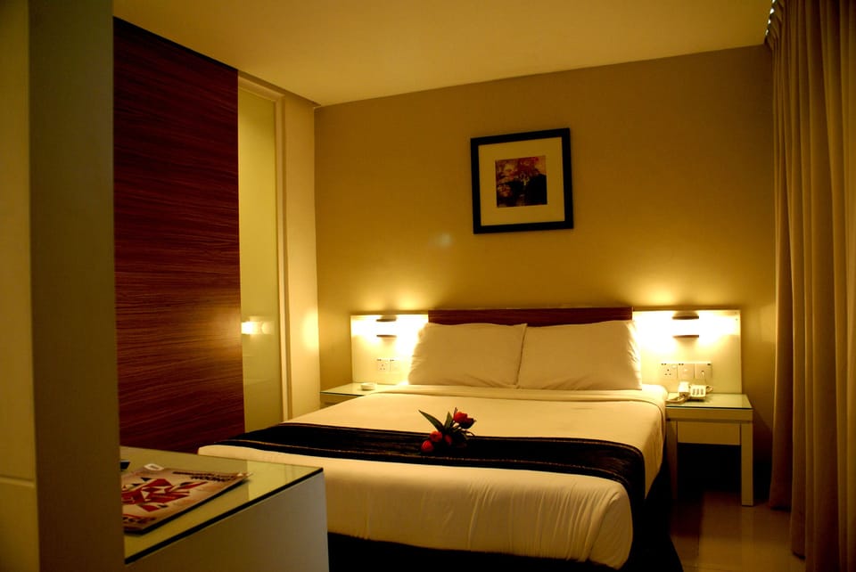 In-room safe, desk, WiFi (free), bed sheets