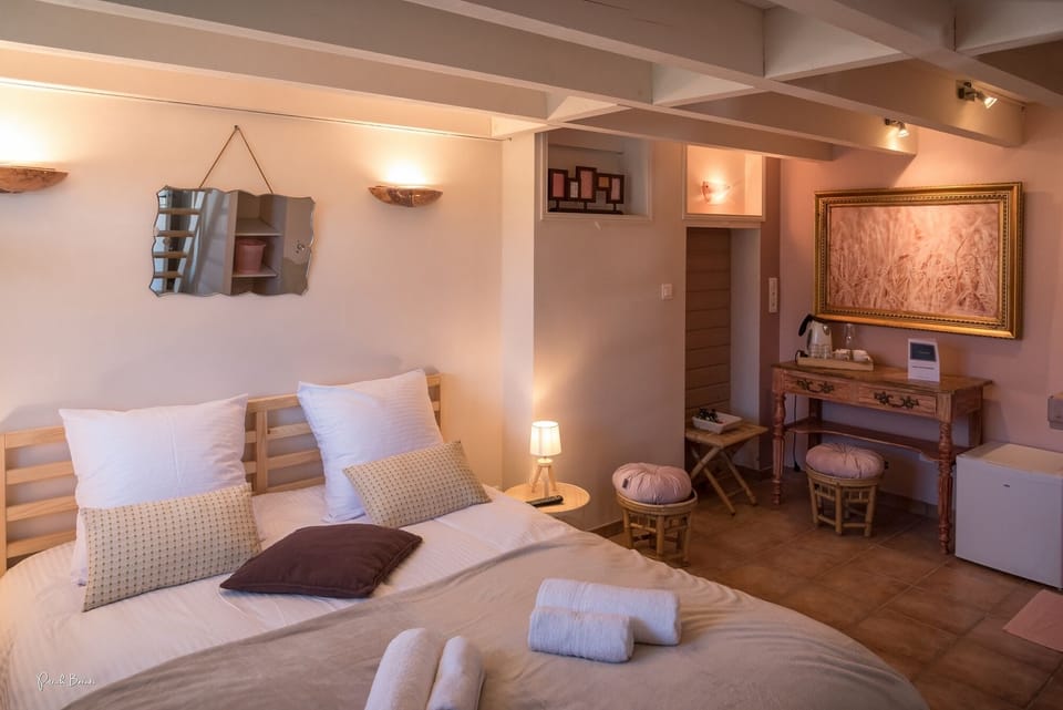 Chambre "Le Fournil" | In-room safe, blackout drapes, iron/ironing board (on request)