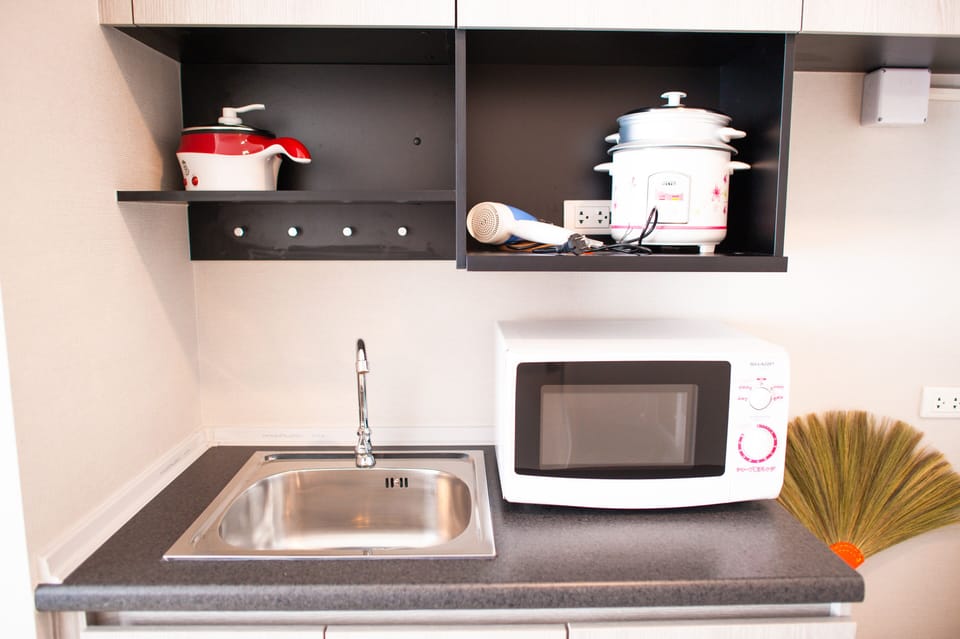 Business Apartment, 1 Queen Bed, Non Smoking, Courtyard View | Microwave