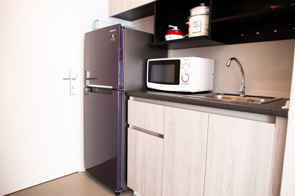 Business Apartment, 1 Queen Bed, Non Smoking, Courtyard View | Private kitchenette | Full-size fridge, microwave, rice cooker, cookware/dishes/utensils