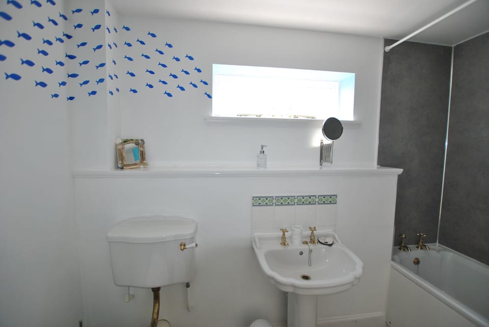 The coastal theme continues into the bathroom