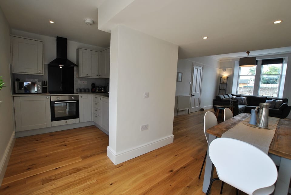 Open plan layout from the lounge to dining area through to the kitchen