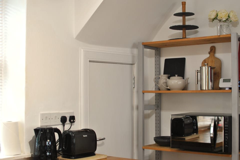 Breakfast essentials at hand – brew, toast and go