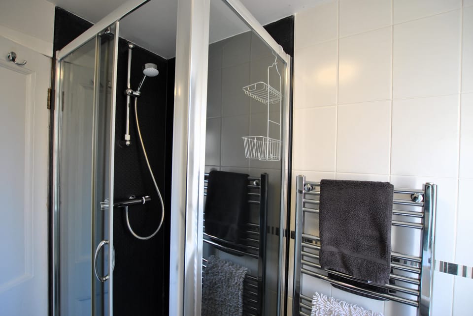 There is a walk-in shower 