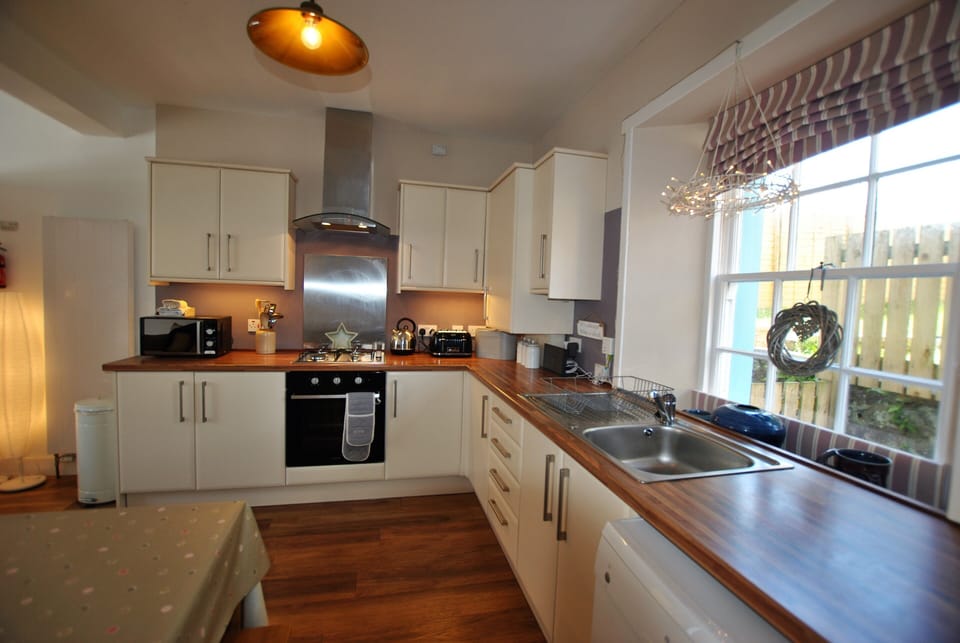 Fully-equipped dining kitchen