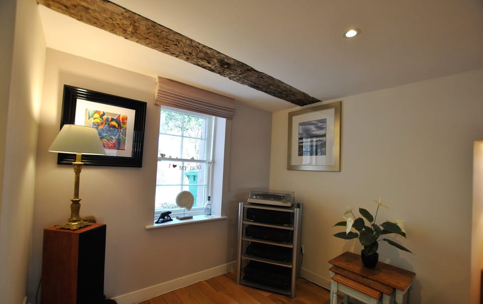 There is a large record collection that you can enjoy listening to on the turntable