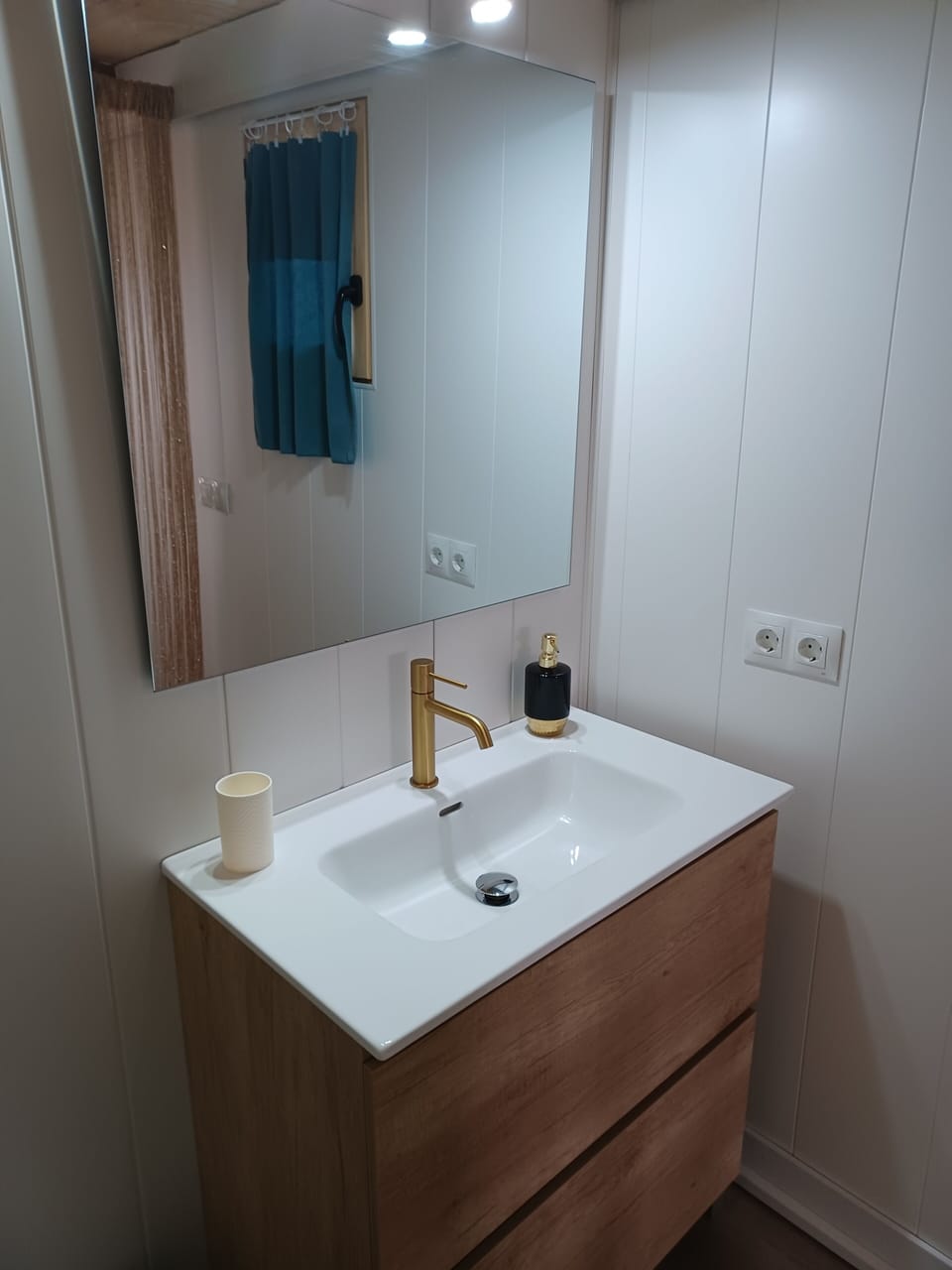 Exclusive Cabin | Bathroom | Rainfall showerhead, free toiletries, hair dryer, towels
