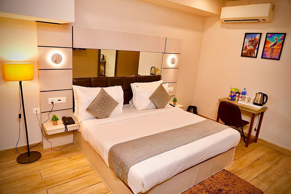 Egyptian cotton sheets, premium bedding, in-room safe, desk