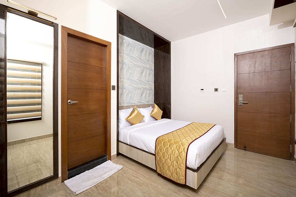 Egyptian cotton sheets, premium bedding, in-room safe, desk