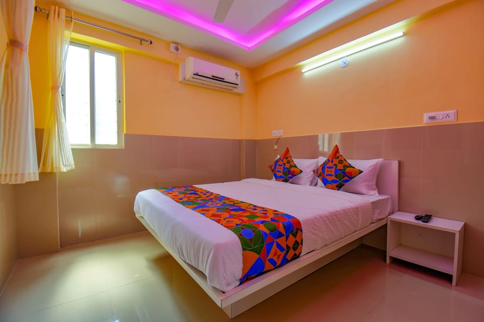 Egyptian cotton sheets, premium bedding, in-room safe, desk