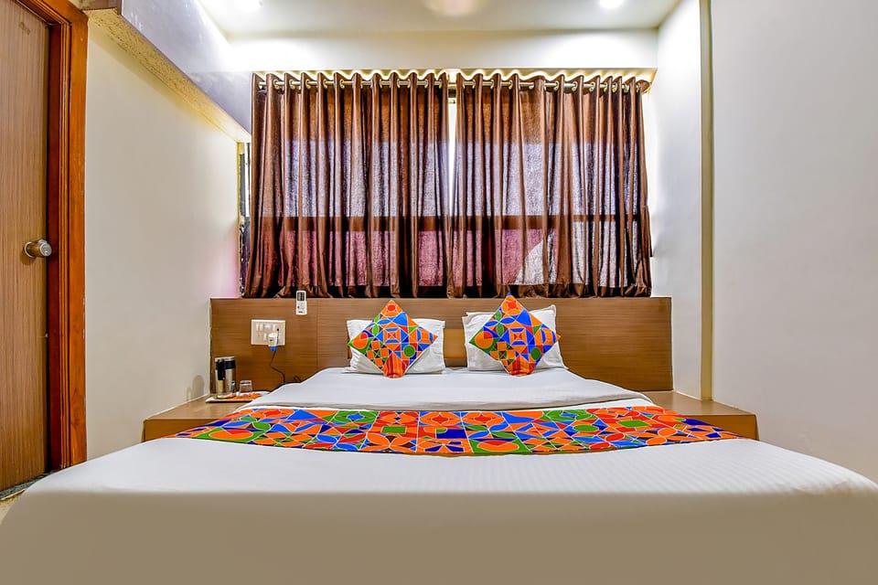 Egyptian cotton sheets, premium bedding, in-room safe, desk