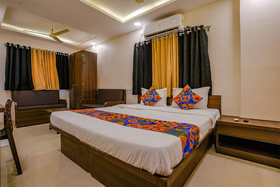 Egyptian cotton sheets, premium bedding, in-room safe, desk