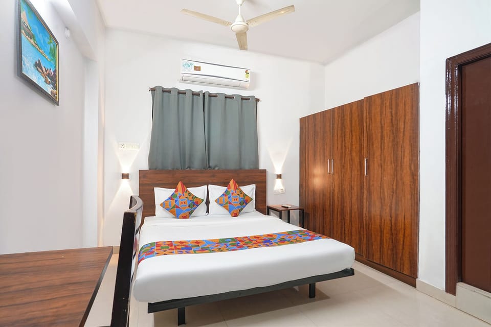 Egyptian cotton sheets, premium bedding, in-room safe, desk
