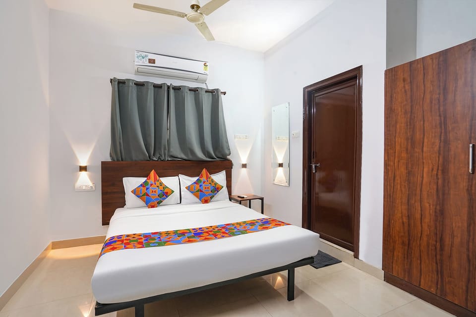Deluxe Room | Egyptian cotton sheets, premium bedding, in-room safe, desk