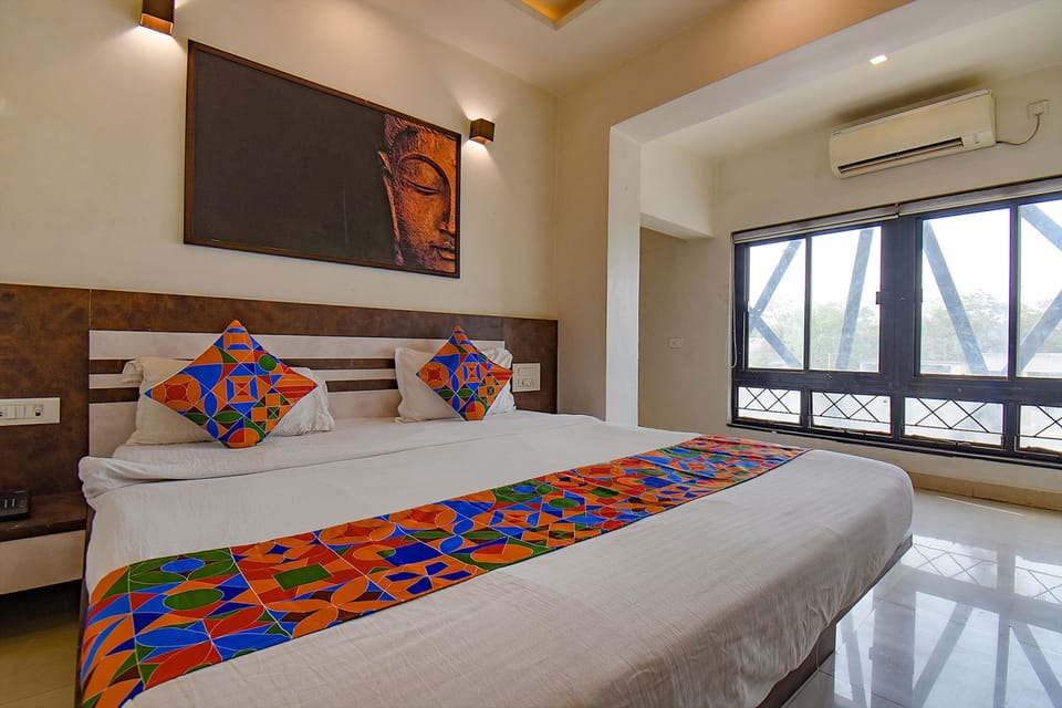 Deluxe Room | Egyptian cotton sheets, premium bedding, in-room safe, desk