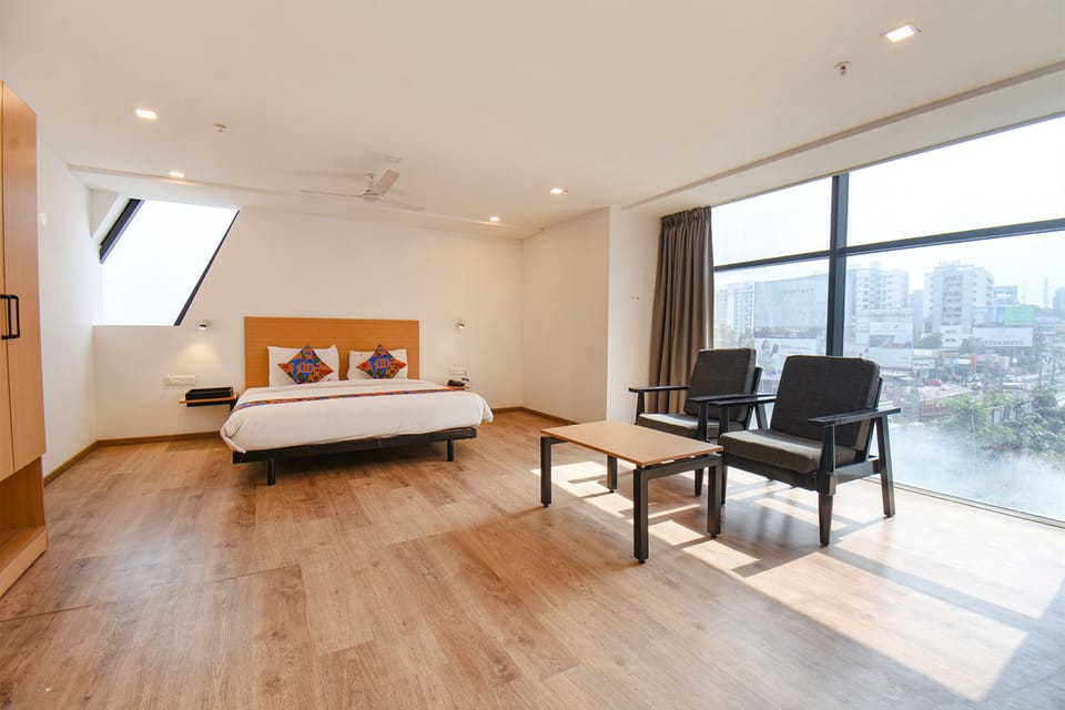 Deluxe Room | Egyptian cotton sheets, premium bedding, in-room safe, desk