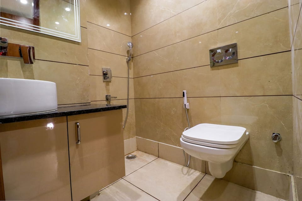 Deluxe Room | Bathroom | Shower, rainfall showerhead, free toiletries, towels