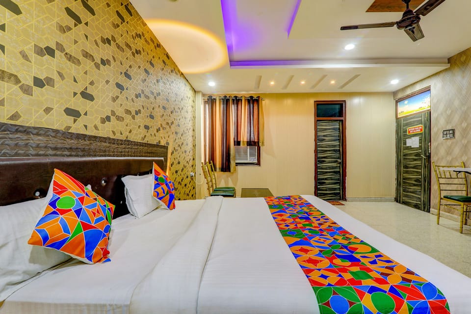 Family Room | Egyptian cotton sheets, premium bedding, desk, WiFi (free)