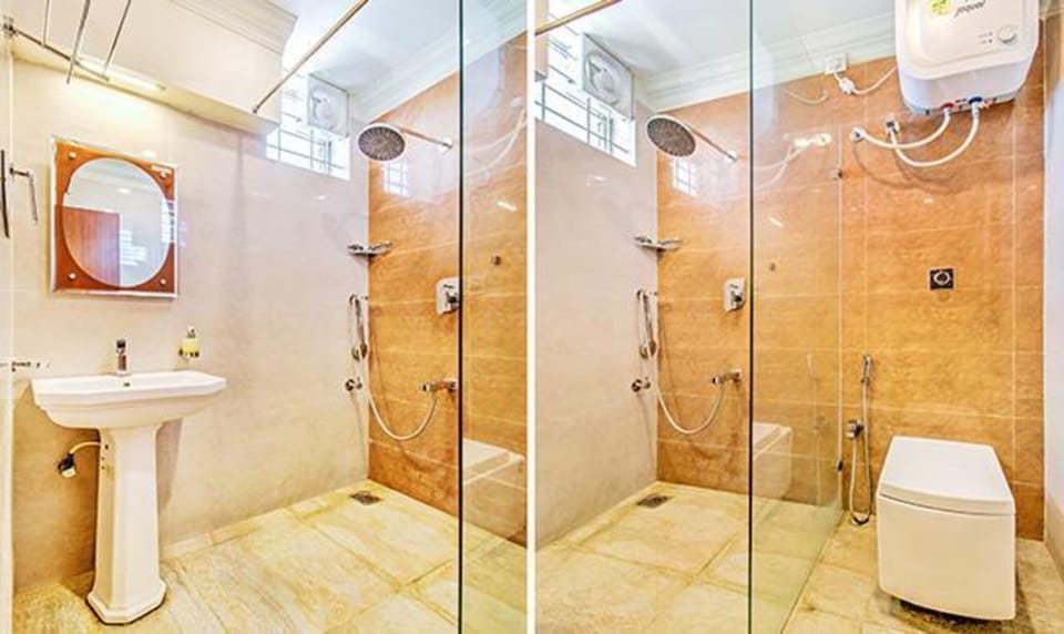 Shower, rainfall showerhead, free toiletries, towels