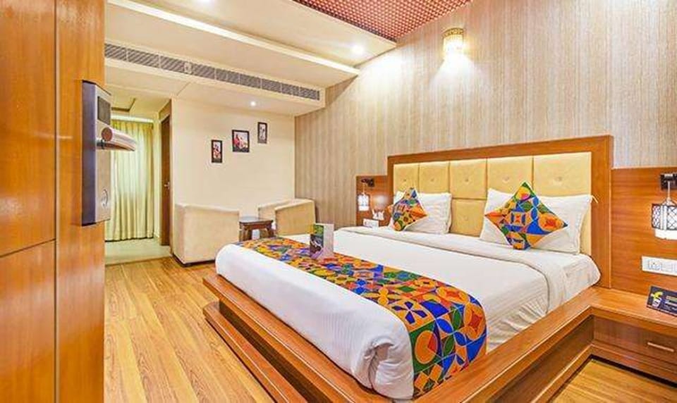 Egyptian cotton sheets, premium bedding, desk, free WiFi