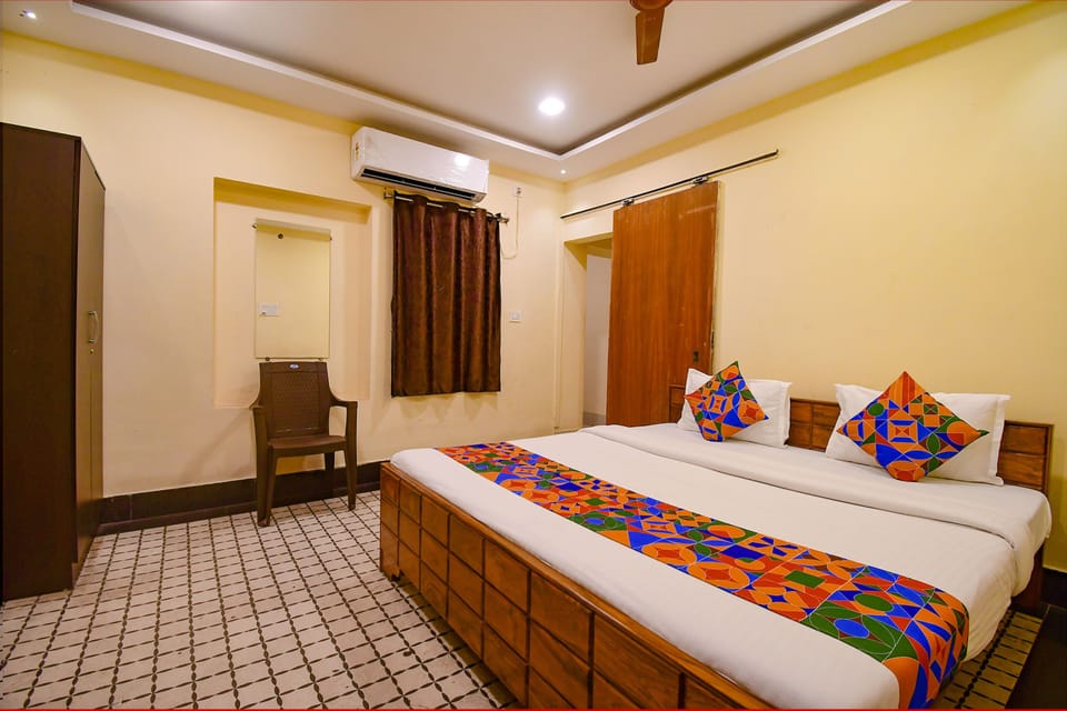 Egyptian cotton sheets, premium bedding, desk, free WiFi