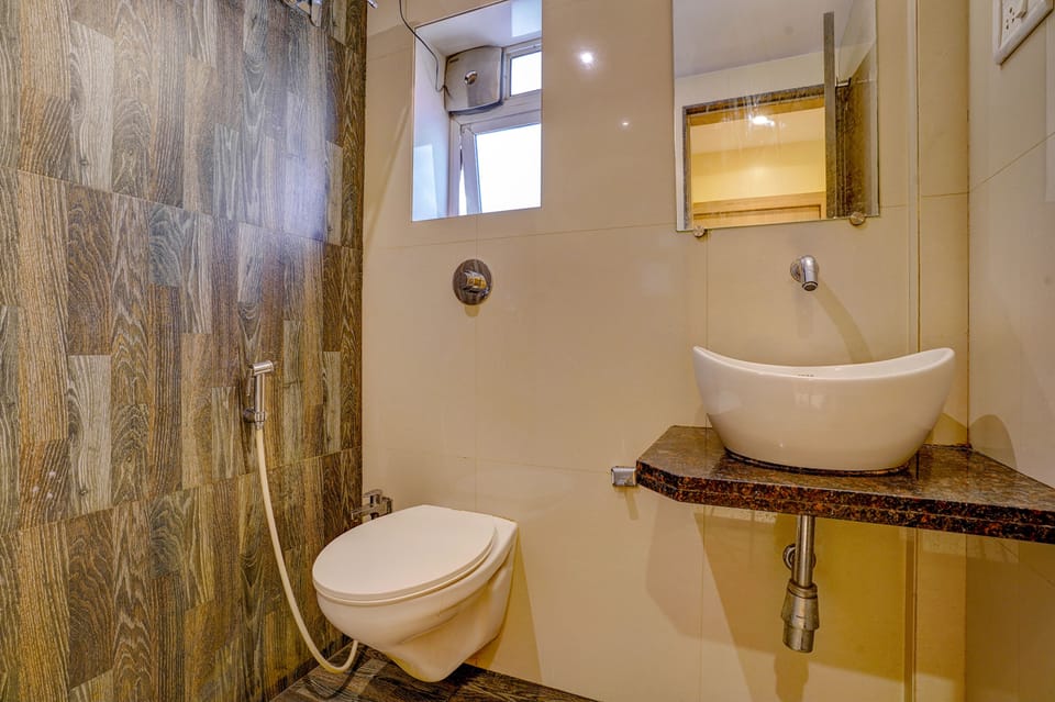 Shower, rainfall showerhead, free toiletries, towels