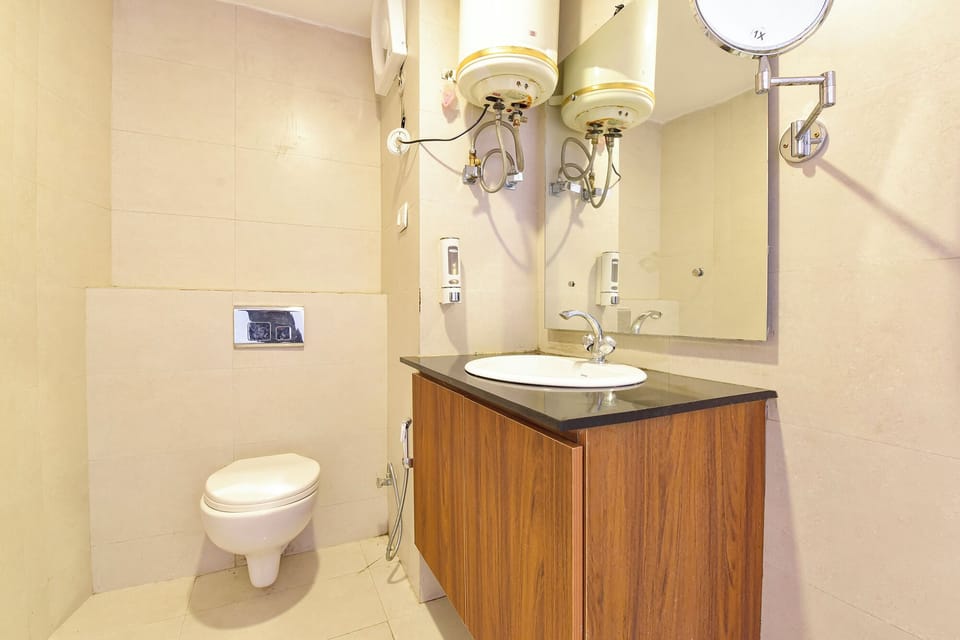 Premium Room | Bathroom | Shower, rainfall showerhead, free toiletries, towels