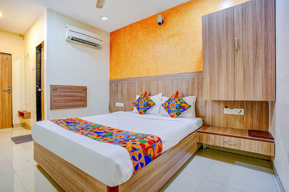 Deluxe Room | Egyptian cotton sheets, premium bedding, in-room safe, desk
