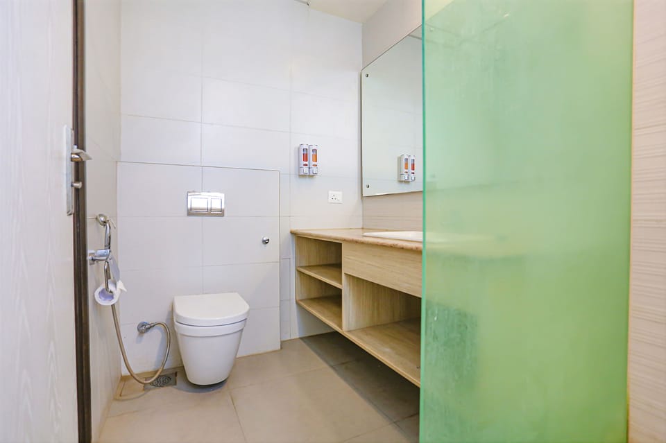 Suite | Bathroom | Shower, free toiletries, towels