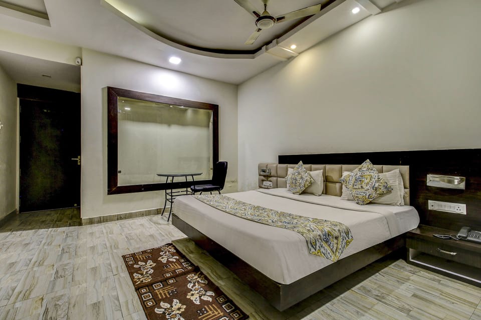 Deluxe Room | Egyptian cotton sheets, premium bedding, in-room safe, WiFi (free)