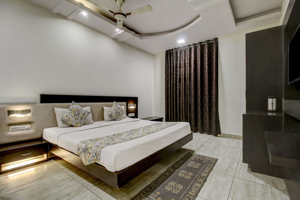 Deluxe Room | Egyptian cotton sheets, premium bedding, in-room safe, WiFi (free)