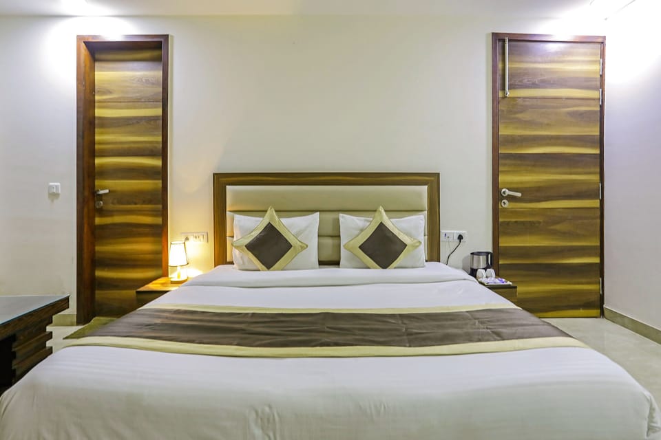Egyptian cotton sheets, premium bedding, in-room safe, desk