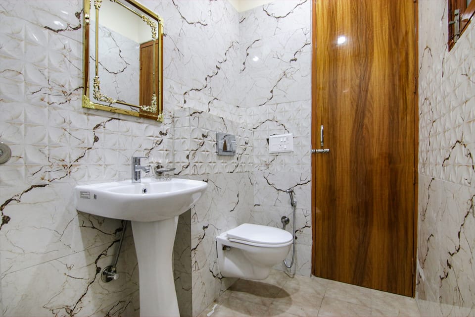 Shower, rainfall showerhead, free toiletries, towels