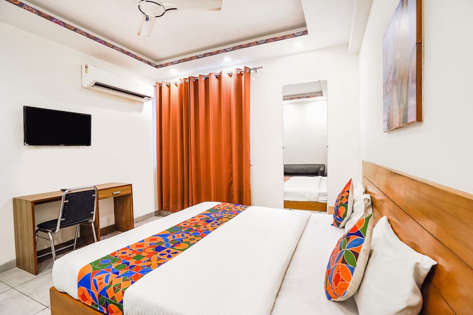 Egyptian cotton sheets, premium bedding, in-room safe, desk