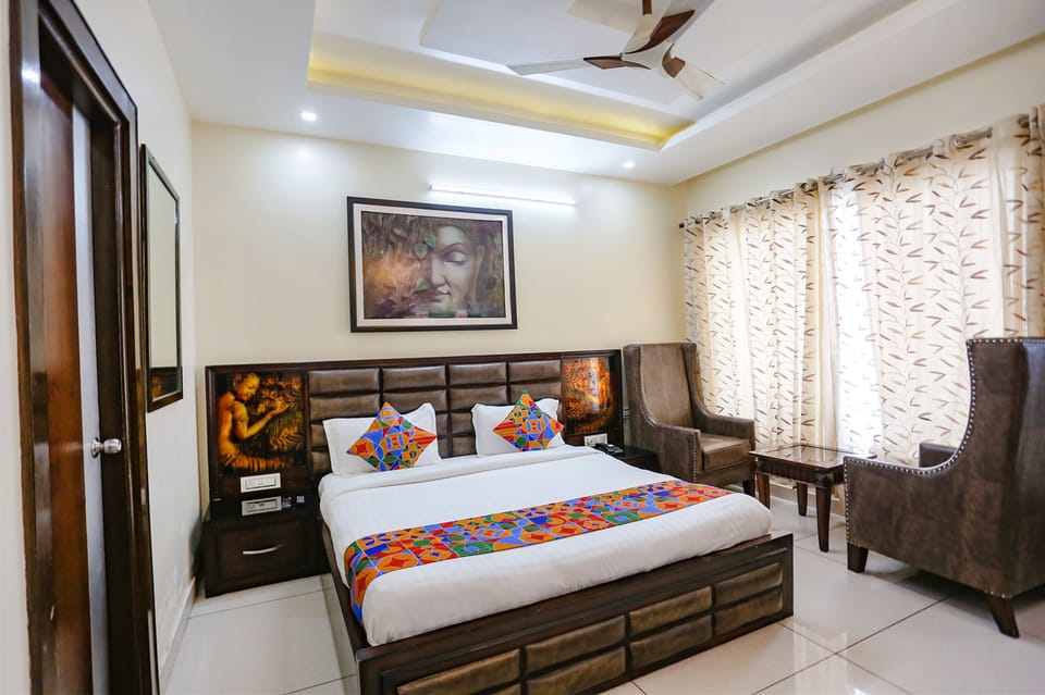 Egyptian cotton sheets, premium bedding, in-room safe, desk