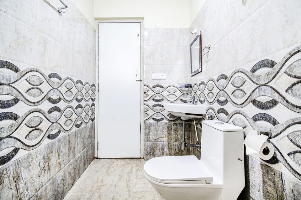Shower, rainfall showerhead, free toiletries, towels