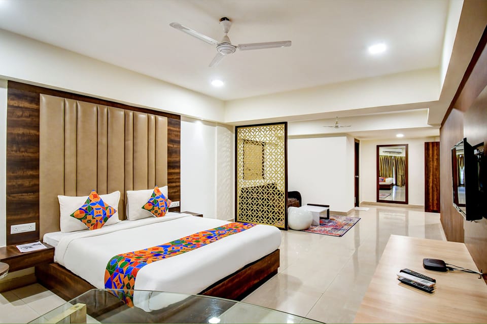 Suite | Egyptian cotton sheets, premium bedding, in-room safe, desk