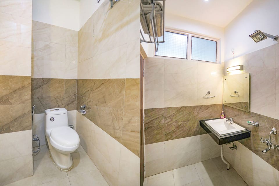 Shower, rainfall showerhead, free toiletries, towels