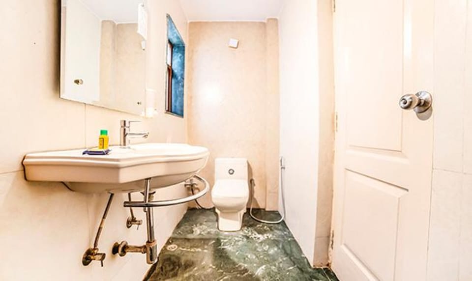 Shower, free toiletries, towels