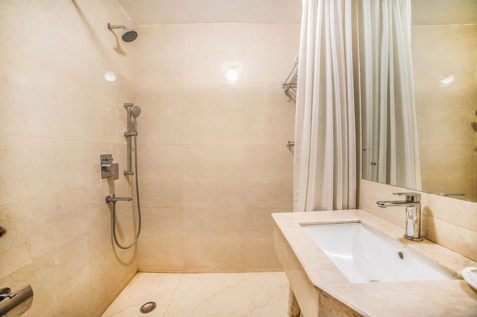 Shower, rainfall showerhead, free toiletries, towels
