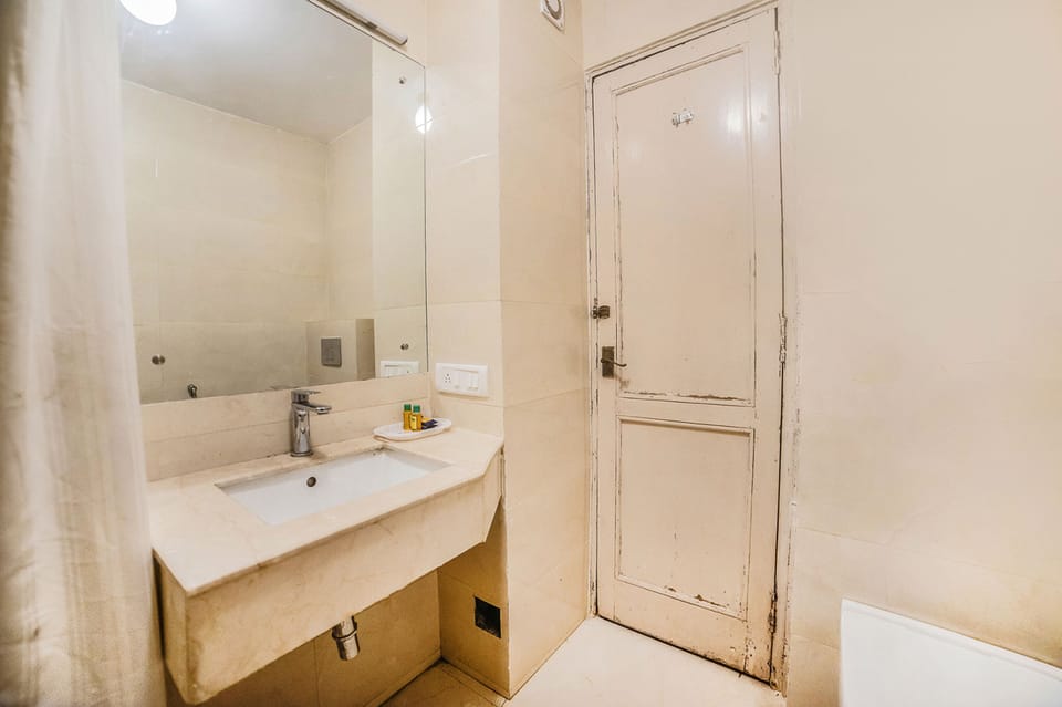 Shower, rainfall showerhead, free toiletries, towels