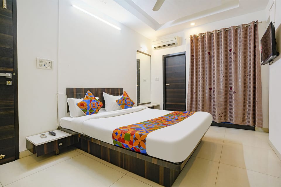 Egyptian cotton sheets, premium bedding, in-room safe, desk