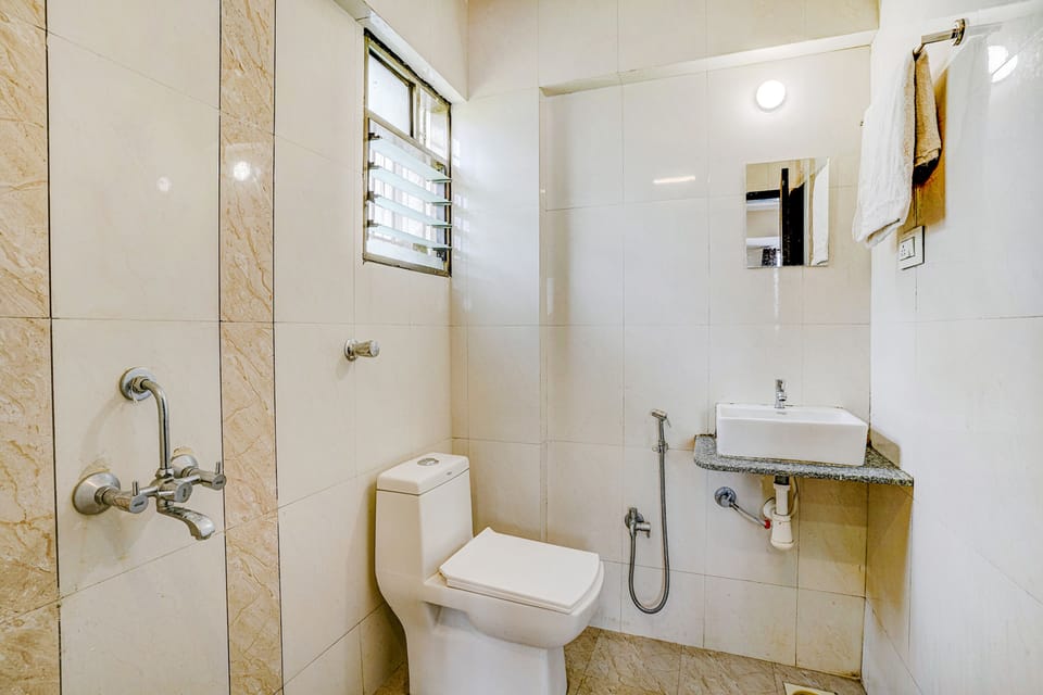 Deluxe Room | Bathroom | Shower, rainfall showerhead, free toiletries, towels