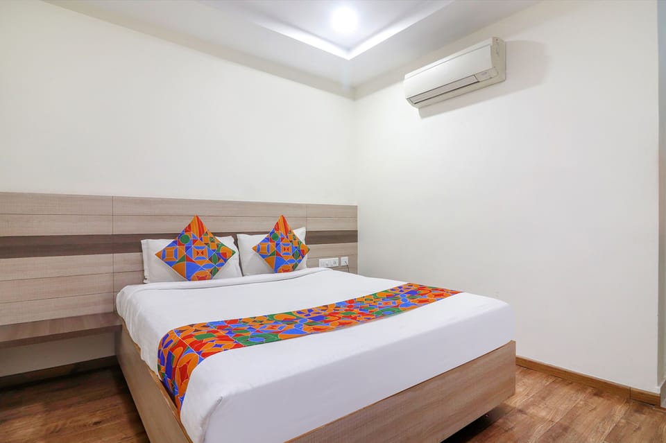 Deluxe Room | Egyptian cotton sheets, premium bedding, in-room safe, desk