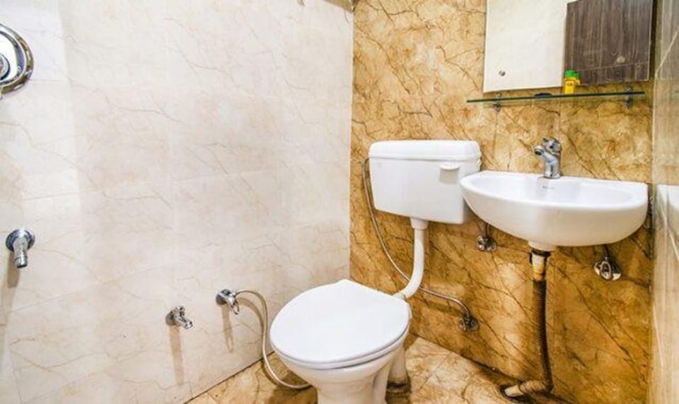 Deluxe Room | Bathroom | Shower, rainfall showerhead, free toiletries, towels
